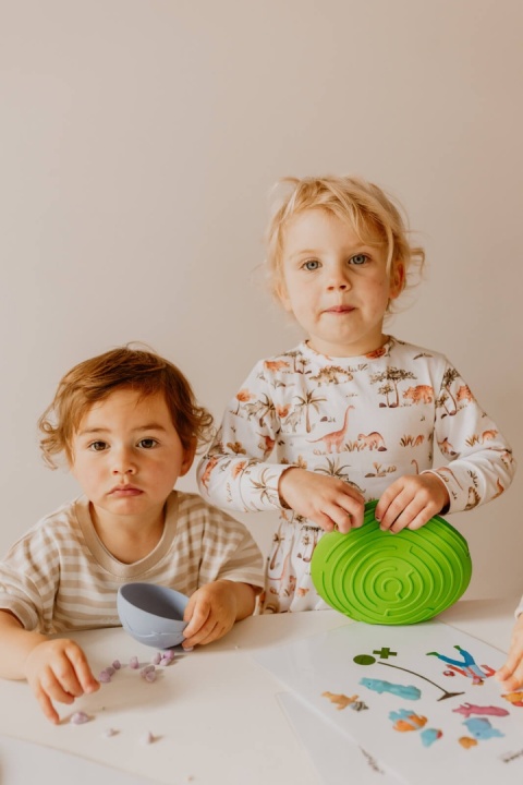 Dziewczynki bawiące się Dysk sensoryczny dla dzieci Jellystone A-Ku-Ku! Peekaboo - Farma