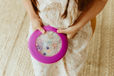 Dysk sensoryczny dla dzieci Jellystone A-Ku-Ku! Peekaboo - Galaktyka w rączkach dziewczynki