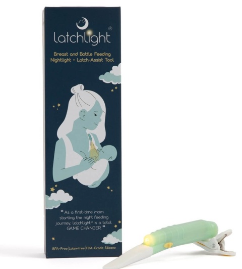 Lampka nocna LatchLight z klipsem i światłem kierunkowym przy opakowaniu