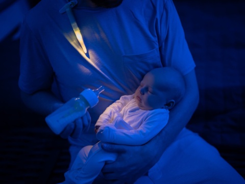 Lampka nocna LatchLight z klipsem i światłem kierunkowym bezpieczne światło podczas karmienia