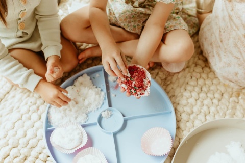 Niebieska tacka sensoryczna Jellystone Play Tray 2w1 którą bawią się dzieci