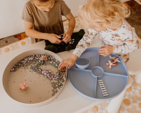 Niebieska tacka sensoryczna Jellystone Play Tray 2w1 różne elementy