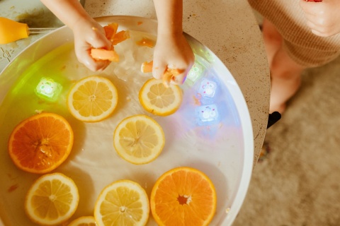 Fioletowa tacka sensoryczna Jellystone Play Tray 2w1 pomarańcze w wodzie