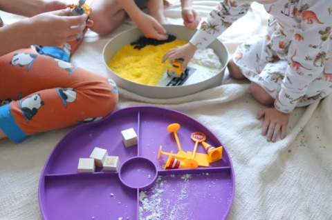 Fioletowa tacka sensoryczna Jellystone Play Tray 2w1 piasek