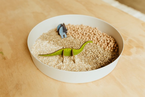 Fioletowa tacka sensoryczna Jellystone Play Tray 2w1 dinozaury w piasku