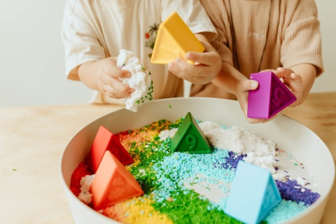 Fioletowa tacka sensoryczna Jellystone Play Tray 2w1 kształty w piasku