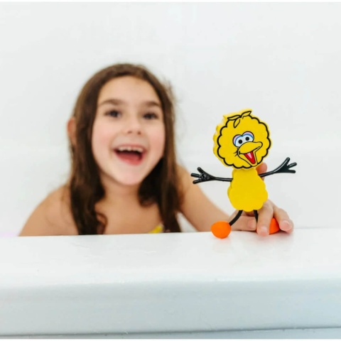 dziewczynka kąpiąca się z Postać do kąpieli Glo Pals Wielki Ptak - zestaw z dwiema kostkami