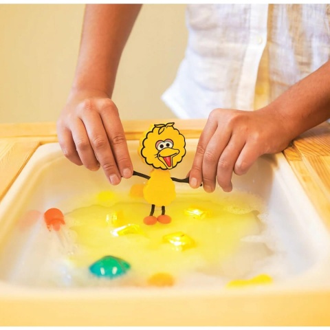 Postać do kąpieli Glo Pals Wielki Ptak - zestaw z dwiema kostkami w misce z wodą