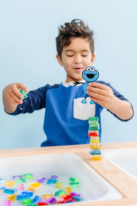 chłopiec bawiący się w wodzie Postać do kąpieli Glo Pals Ciasteczkowy Potwór - zestaw z dwiema kostkami