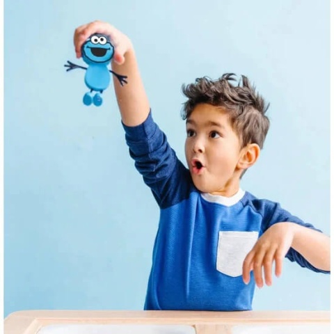 chłopiec podnoszący Postać do kąpieli Glo Pals Ciasteczkowy Potwór - zestaw z dwiema kostkami