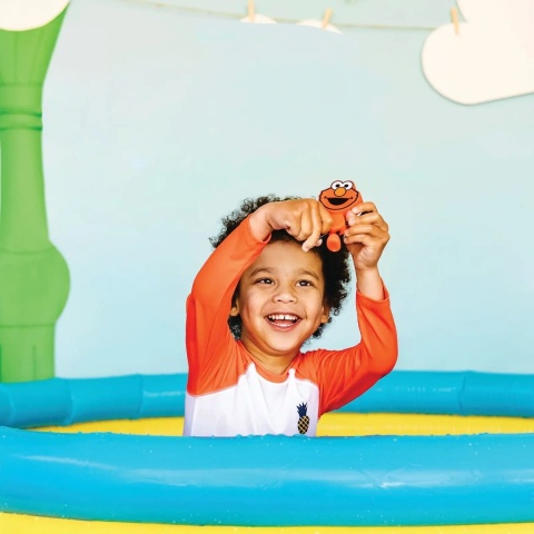 chłopiec bawiący się Postać do kąpieli Glo Pals Elmo - zestaw z dwiema kostkami