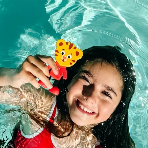 Dziewczynka bawiąca się Postać do kąpieli Glo Pals Tygrysek Daniel - zestaw z dwiema kostkami