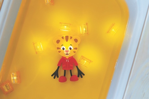 Postać do kąpieli Glo Pals Tygrysek Daniel - zestaw z dwiema kostkami pomarańczowa woda