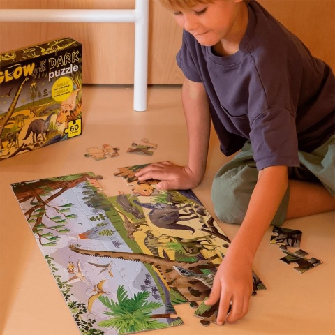 chłopiec układający Puzzle Apli Kids świecące w ciemności - Dinozaury 4+