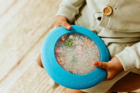 Dysk sensoryczny dla dzieci Jellystone A-Ku-Ku! Peekaboo - Plaża w rączkach dziecka