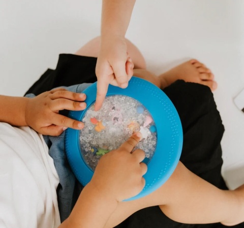 Dysk sensoryczny dla dzieci Jellystone A-Ku-Ku! Peekaboo - Plaża wskazywanie palcem