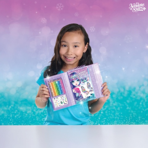 dziewczynka trzymająca otwarty szkicownik do projektowania ubrań z kredkami i naklejkami - Nebulous Stars - Isadora