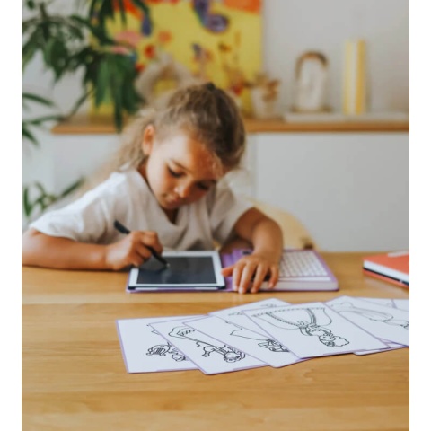 dziewczynka bawiąca się Tablet rysunkowy Kidywolf Mini Księżniczki