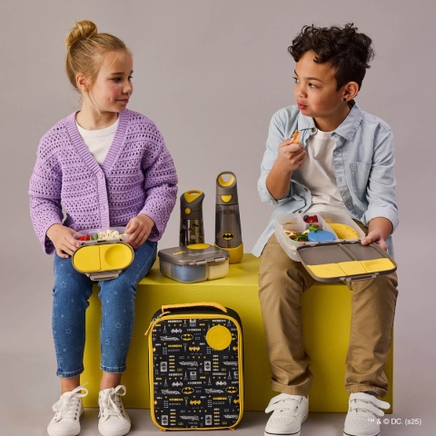 dzieci jedzące z produktów b.box batman