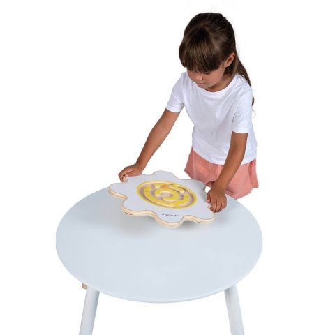 Deska do balansowania z labiryntem Janod Kwiat Sweet Cocoon na stoliku