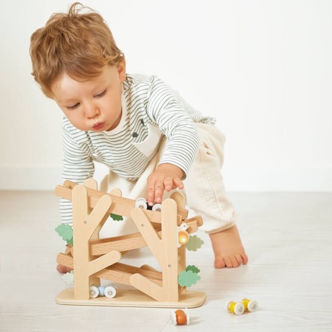 chłopiec bawiący się Drewniana Rampa wyścigowa dla mrówek Janod Sweet Cocoon