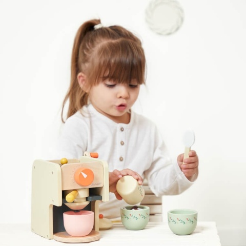 Dziewczynka bawiąca się Drewniany ekspres ciśnieniowy do kawy Janod z akcesoriami
