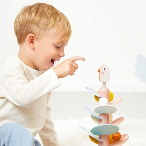chłopiec bawiący się Drewniany kulodrom Ptaszek Janod Sweet Cocoon