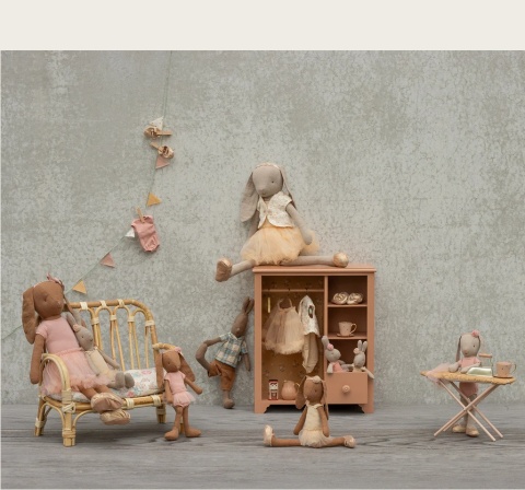 duża szafa garderoba ciemny puder w pokoju