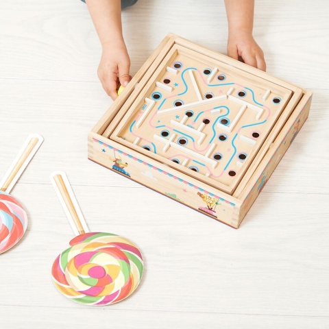 Gra zręcznościowa Labirynt Janod Ball Maze Applepop pokazana gra