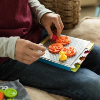 Łamigłówka Kółka Fat Brain Toy Zębate Crankity