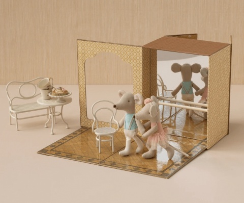 Myszki baletowe w studiu tańca Maileg - Młodsza siostra i Młodszy brat stolik z herbatką maileg