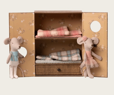 Myszki baletowe w studiu tańca Maileg - Młodsza siostra i Młodszy brat spanie