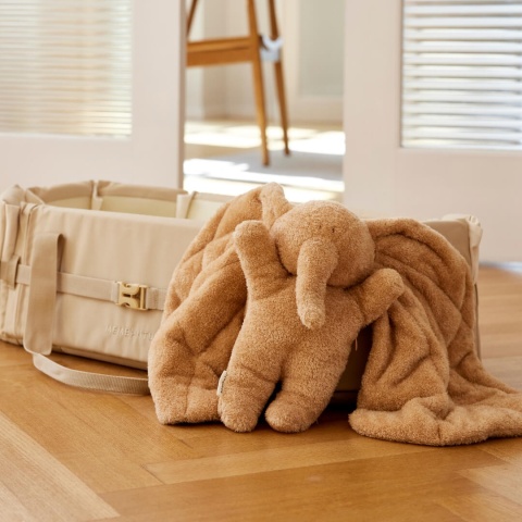 Pluszak obciążeniowy Membantu brązowy słoń przy łóżeczku