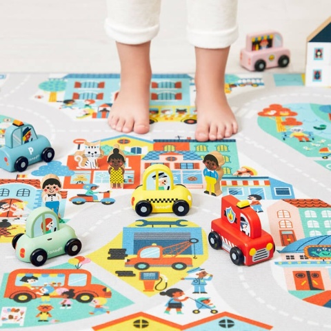 Wóz strażacki Janod Miasto Cross Roads na dywanie z ulicą