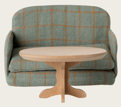 Stolik kawowy Maileg owalny przy kanapie w kratkę