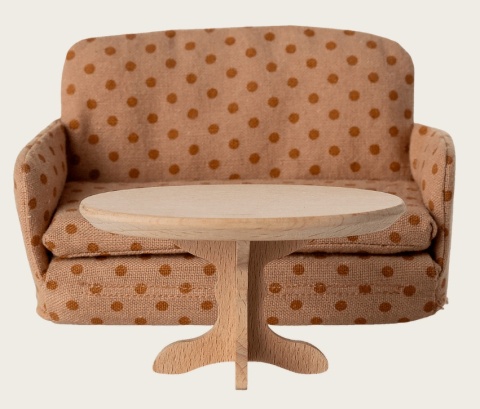 Stolik kawowy Maileg owalny przy kanapie w kropki