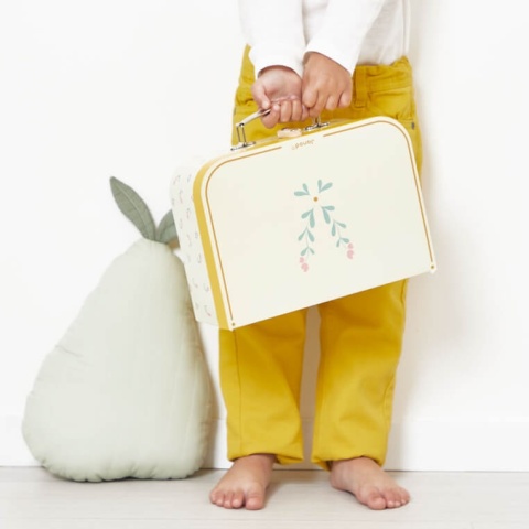 Zestaw piknikowy w walizce Janod z akcesoriami w rączkach dziecka