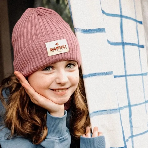 Fioletowy Komplet Czapka i Komin Dashki Merino Crew Pink - S ubrana czapka