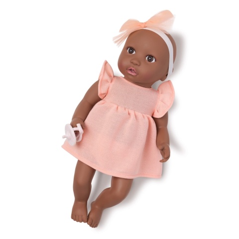 Ciemnoskóa Lalka ze Smoczkiem LullaBaby w Sukience i Opasce ze smnoczkiem w ręce