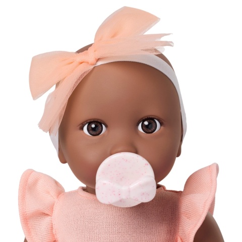 Ciemnoskóa Lalka ze Smoczkiem LullaBaby w Sukience i Opasce