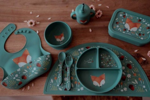 Zielony Śliniak Silikonowy z kieszonką SASSI Lis na stole