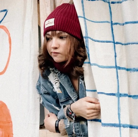 Czerwony Komplet Czapka i Komin Dashki Merino Amarant - S czapka na głowie