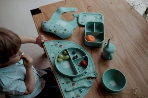 Miętowy Śliniak Silikonowy z kieszonką SASSI Miś na stoliku