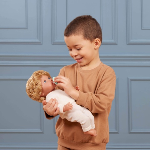 chłopiec, który bawi się Lalka chłopiec LullaBaby