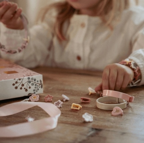 Kalendarz Adwentowy Little Dutch Stwórz swoje bransoletki charms zawartość