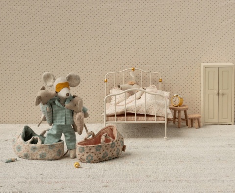 Myszka niemowlęca Maileg w Niebieskim Łóżeczku  w pokoiku Maileg