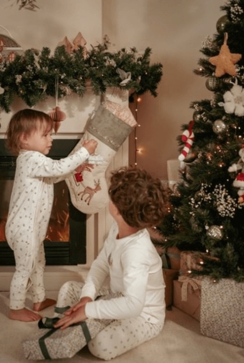 Świąteczna skarpetka Little Dutch X-MAS pod choinką