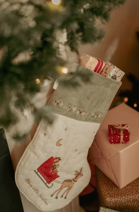 Świąteczna skarpetka Little Dutch X-MAS przy choince
