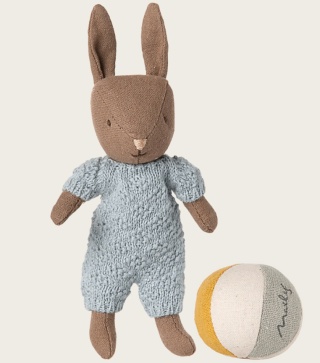 Brązowy Króliczek Micro Maileg w Niebieskim Pajacyku z Piłką