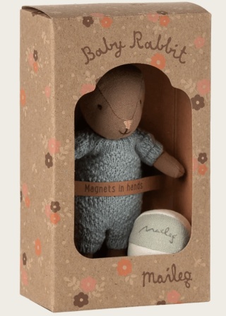 Brązowy Króliczek Micro Maileg w Niebieskim Pajacyku z Piłką